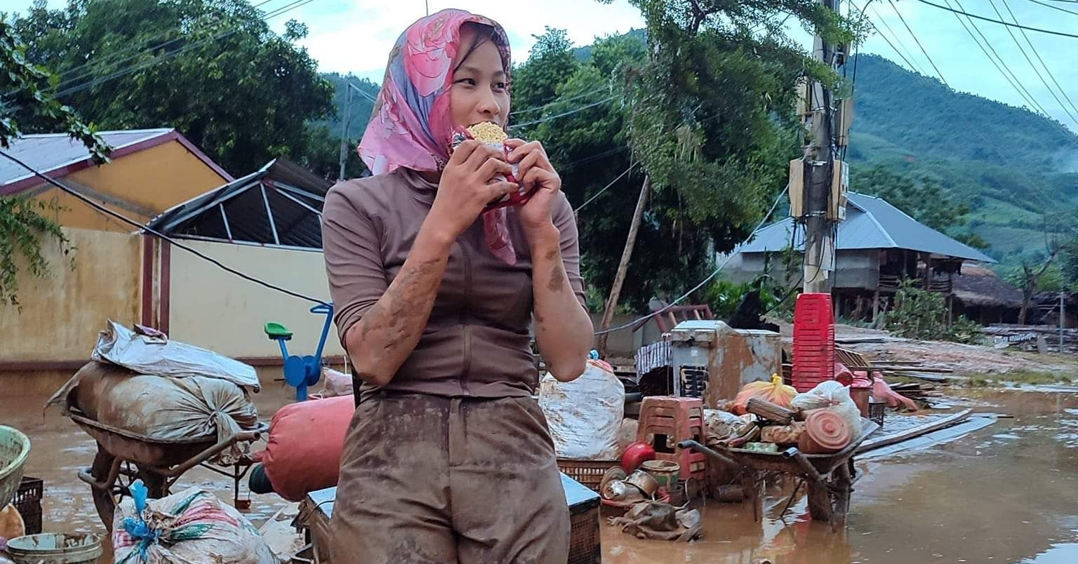 Who is the Yen Bai teacher covered in mud eating instant noodles that is causing a stir online?