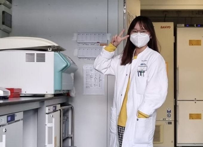 Trinh works in the laboratory of the German Cancer Research Institute. Photo: Character provided