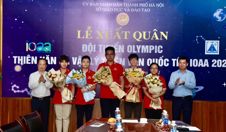 El Director del Departamento de Educación y Capacitación de Hanoi, Tran The Cuong, y el Director Adjunto Pham Quoc Toan felicitaron a cinco miembros de la delegación de IOAA Vietnam 2024.