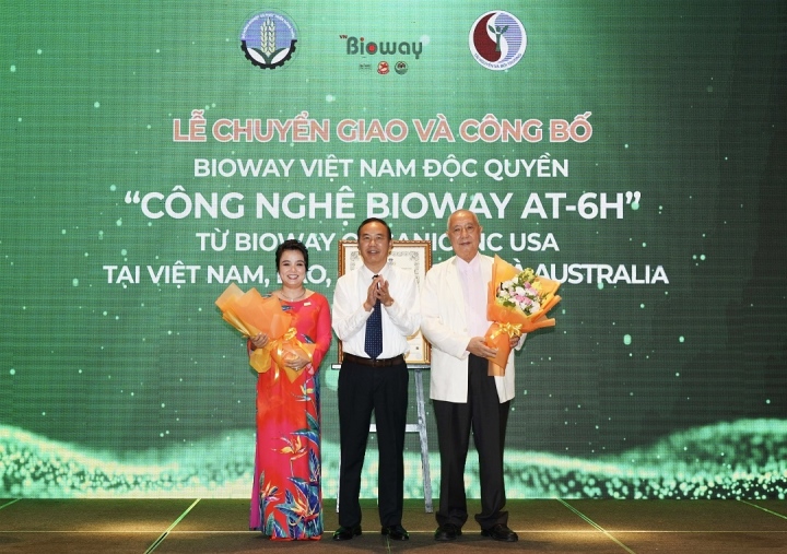 Deputy Minister Phung Duc Tien presented flowers to congratulate the event of transferring BIOWAY AT-6H technology from Bioway USA Group to Bioway Vietnam Group.