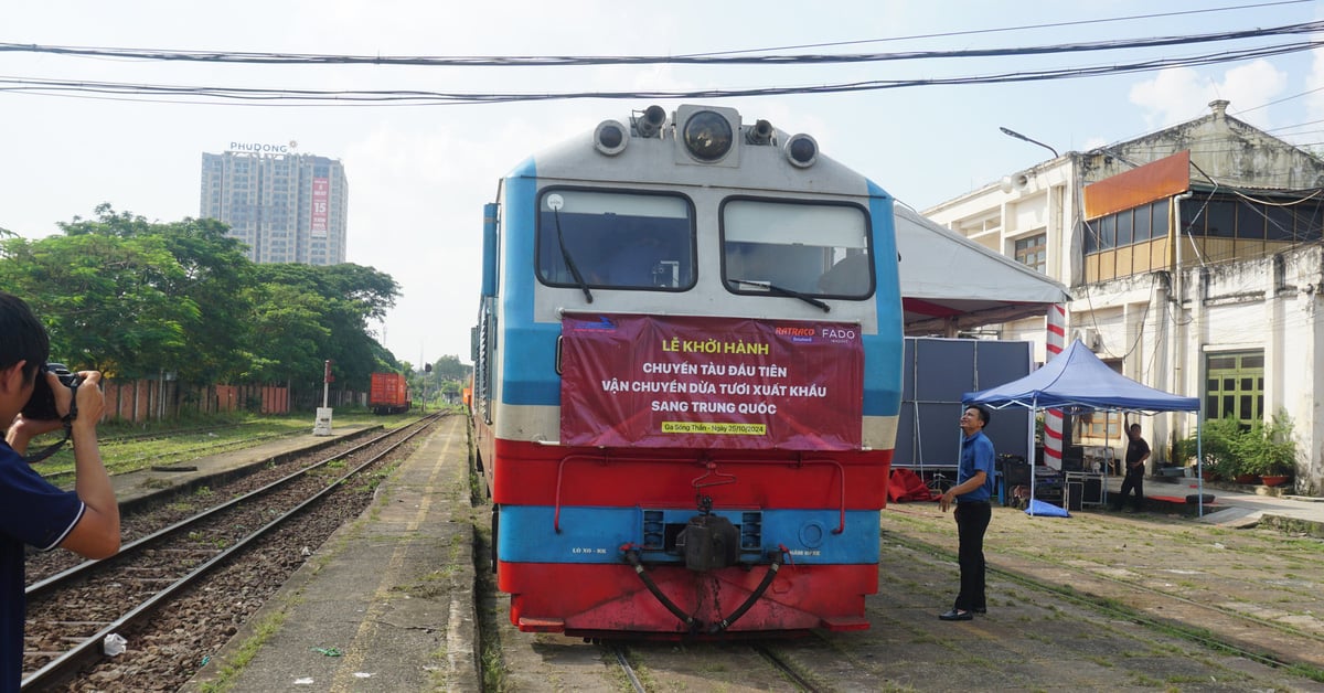 Đoàn tàu liên vận chở gần 70 tấn dừa tươi miền Tây đi Trung Quốc