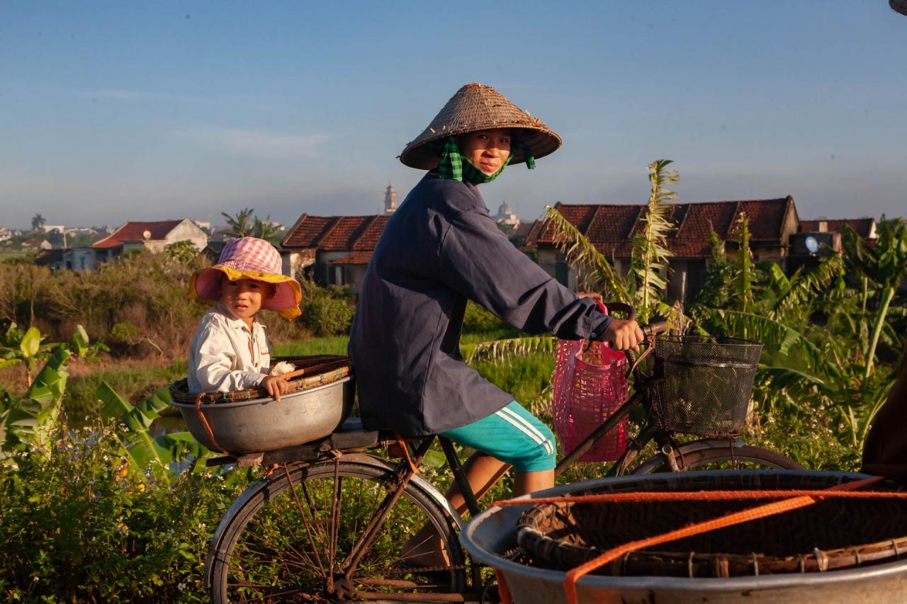 Tình mẫu tử thiêng liêng của phụ nữ Việt qua triển lãm ảnh Mẹ yêu con - 3