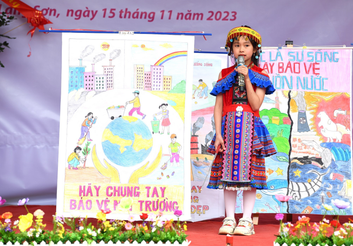 Student Duong Van Thi, class 4A2, presented a presentation with the message 