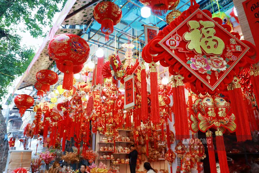 Tet decoration items on Hang Ma street are quite diverse, prices are not much different from last year.