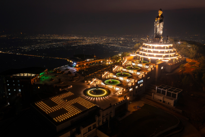 Ba Den Mountain complex is decorated with 3,500 LED lights. Photo: Sun Group