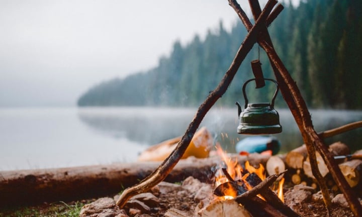 Holz ist beim Verbrennen sehr leicht entflammbar, Metall hingegen nicht.