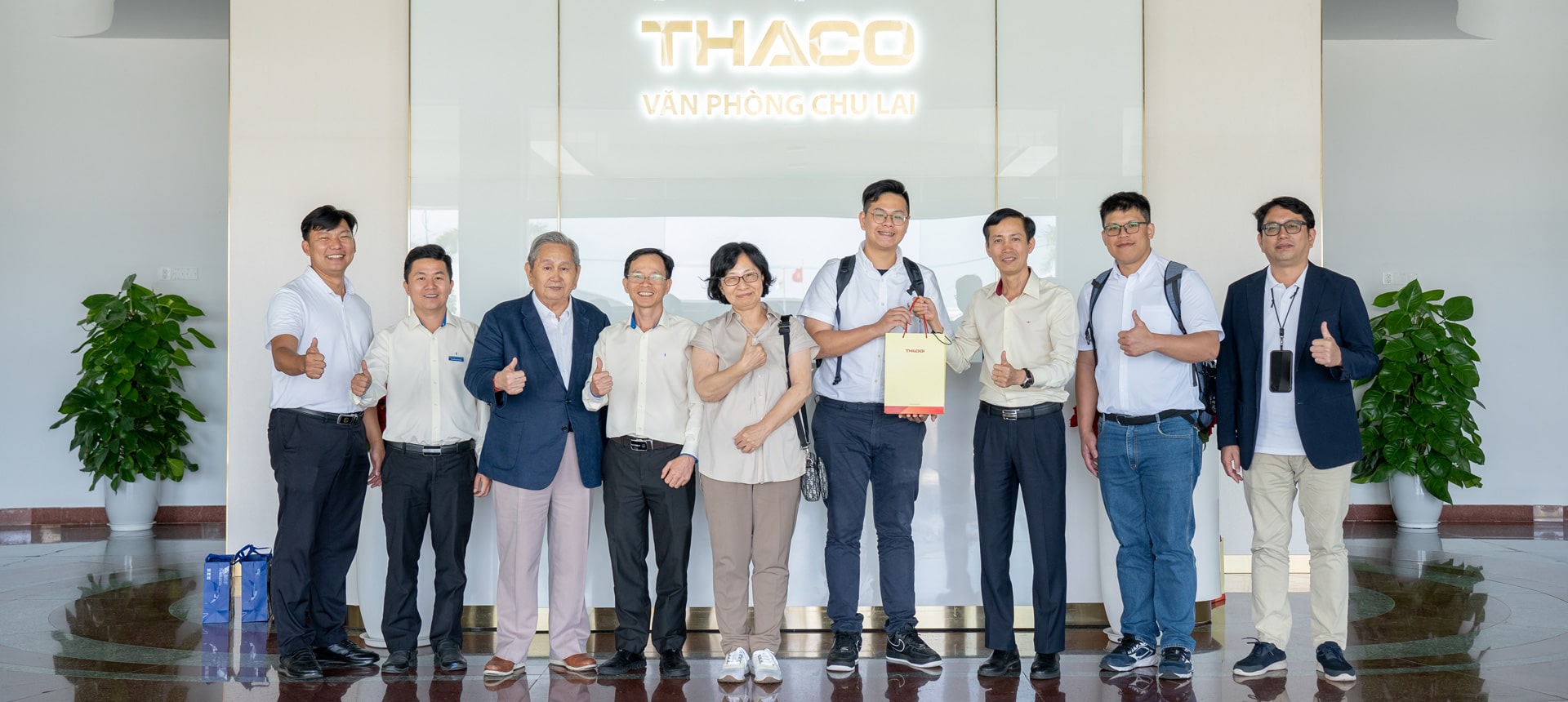 Ban-Lãnh-đạo-THILOGI-và-đoàn-tham-quan-chụp-hình-lưu-niệm