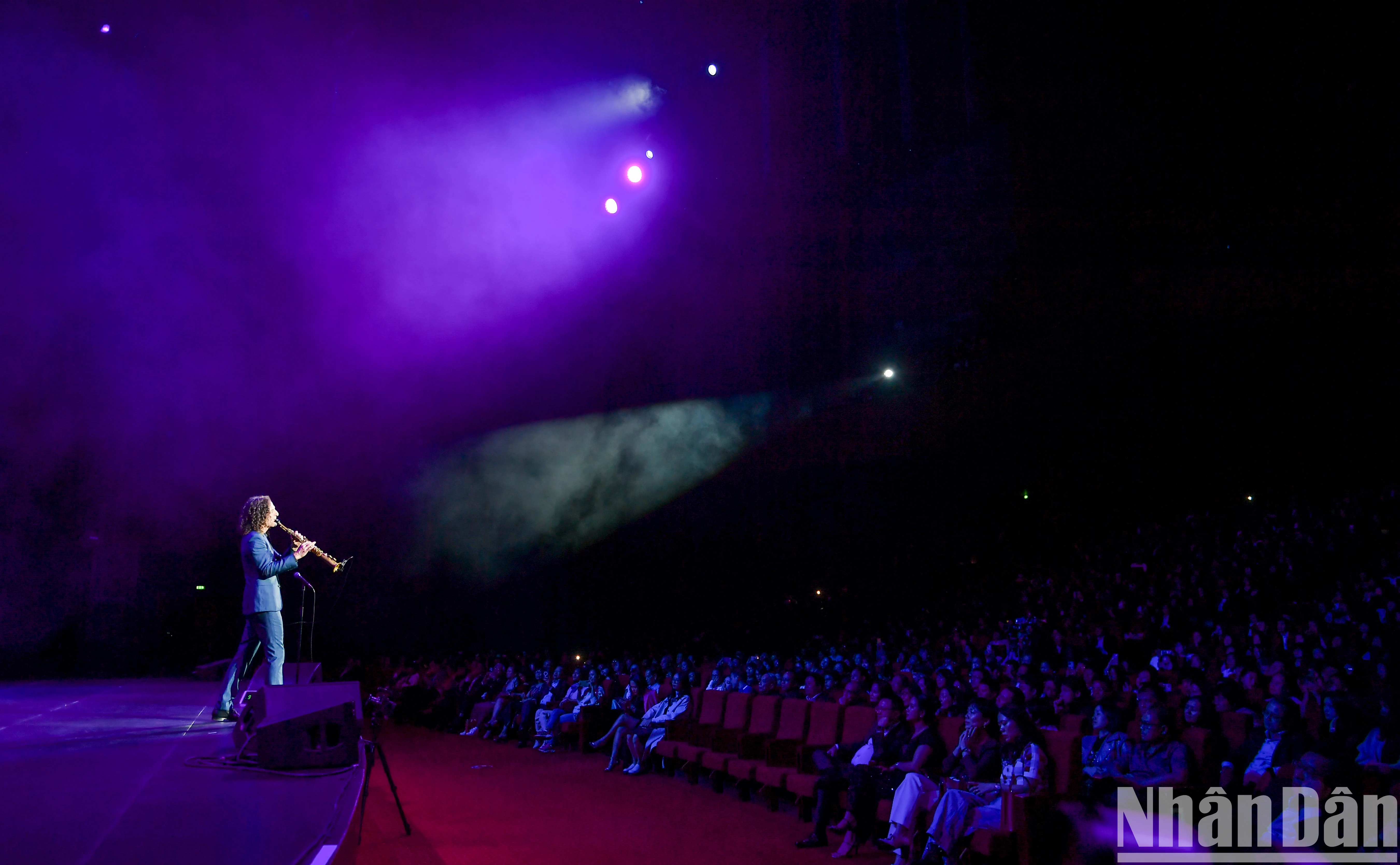 [Photo] Vietnamese audiences immersed in emotions with Kenny G's trumpet sound photo 3