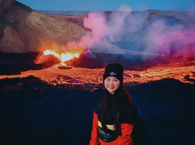 Giáo viên toán Nguyễn Thị Thái Hà chụp ảnh bên dòng dung nham tại Iceland, tháng 8/2022. Ảnh nhân vật cung cấp