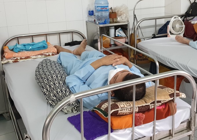 Một bệnh nhân tại Bệnh viện đa khoa tỉnh Cà Mau nằm chờ do chưa có máu để truyền. Ảnh: An Minh