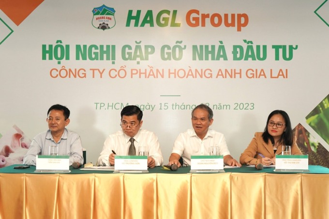 Bầu Đức (thứ 2 từ phải qua), ông Võ Trường Sơn (thứ 3 từ phải qua) tại hội nghị gặp gỡ nhà đầu tư tháng 12/2023. Ảnh: HAGL