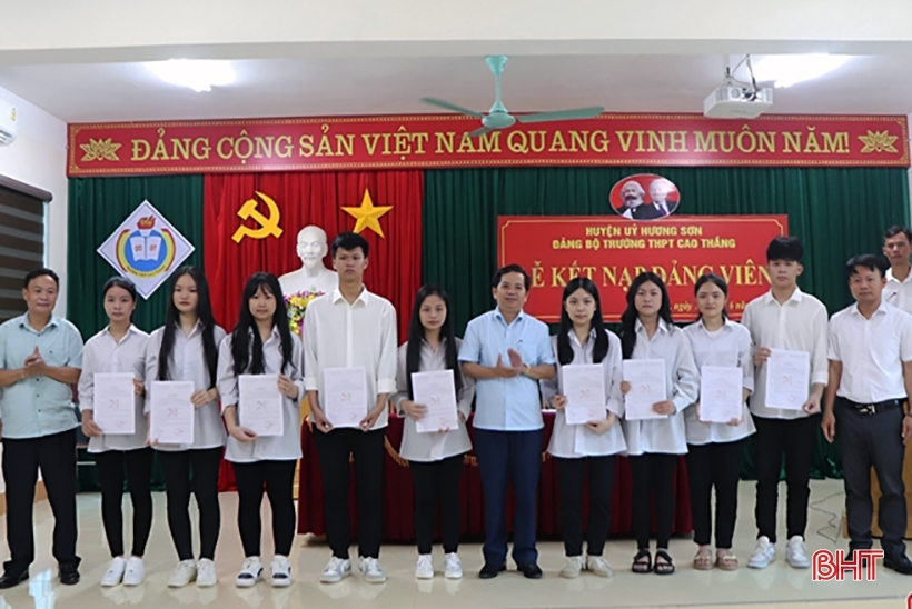 9 excellent students in Huong Son were admitted to the Party ranks.