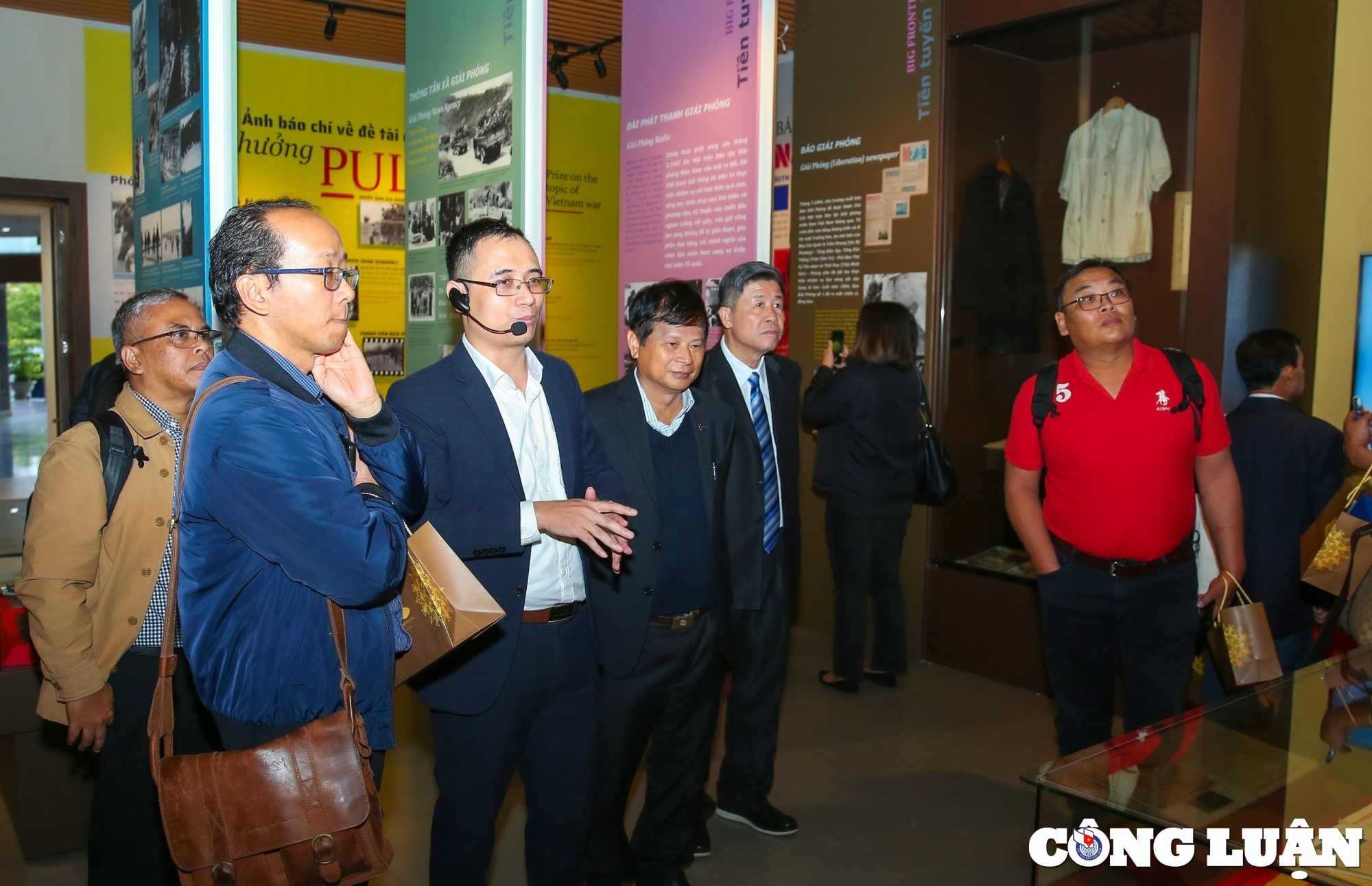 Une délégation de journalistes de l'ASEAN visite le Musée d'ethnologie du Vietnam, photo 4