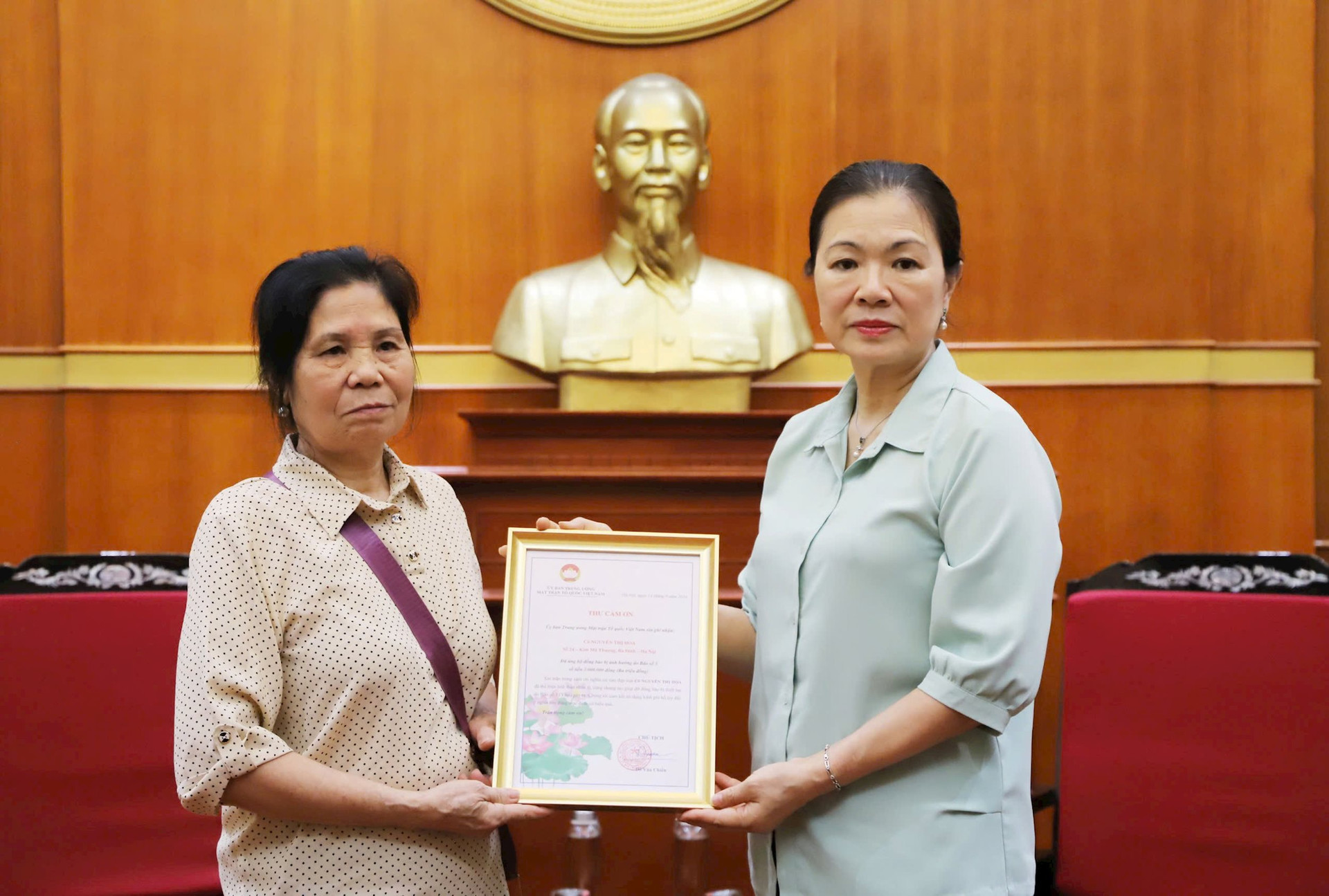 អនុប្រធានរដ្ឋ Truong Thi Ngoc Anh ប្រគល់លិខិតថ្លែងអំណរគុណចំពោះលោកស្រី Nguyen Thi Hoa នៅទីក្រុង Kim Ma Thuong ក្រុង Ba Dinh ទីក្រុងហាណូយ។ រូបថត៖ ក្វាង។