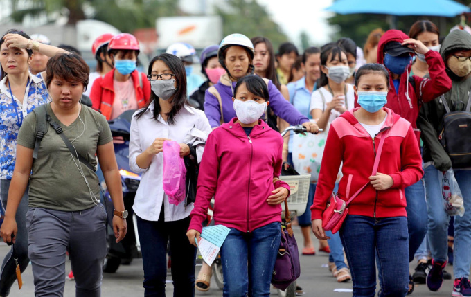 Công nhân công ty Pou Yuen, quận Bình Tân sau giờ làm, năm 2021. Ảnh: Quỳnh Trần