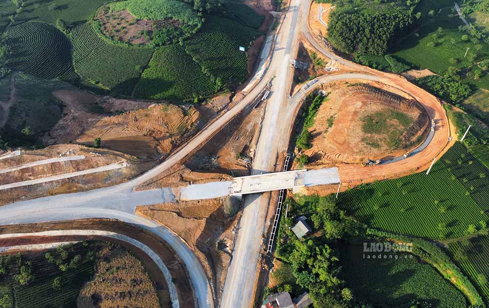 In der Nähe hat auch die Kreuzung mit der Nationalstraße 2D in der Gemeinde Nhu Khe Gestalt angenommen. Dieser Standort soll an den Ausgangspunkt der Schnellstraße Tuyen Quang – Ha Giang angeschlossen werden, deren Bau bald beginnt. Foto: Nguyen Tung.