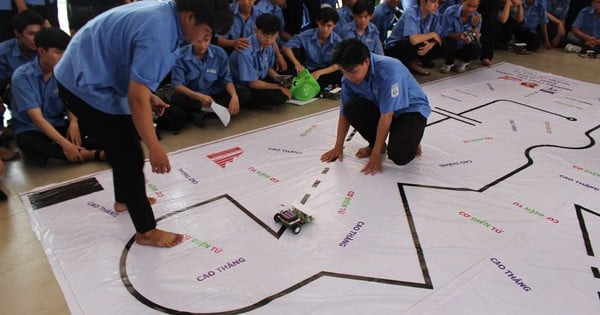 Engineering students compete in road-finding car race