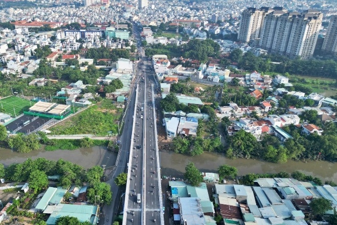 Un pont de 731 milliards de VND supprime le goulot d'étranglement à l'entrée de Ho Chi Minh-Ville et ouvre à la circulation après 8 ans de construction