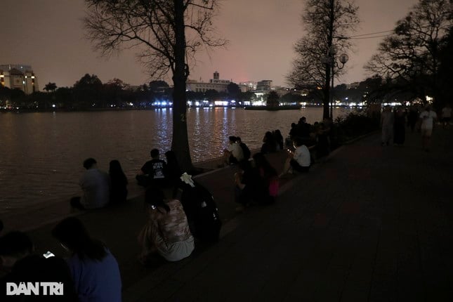 El lago Hoan Kiem es apenas hermoso cuando todas las luces están apagadas durante la Hora del Planeta. Foto 1