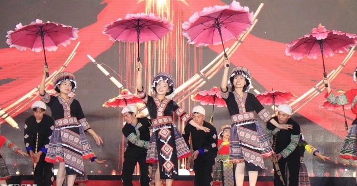 Mù Cang Chải khai mạc Festival Khèn Mông và Lễ hội hoa Tớ dày năm 2024