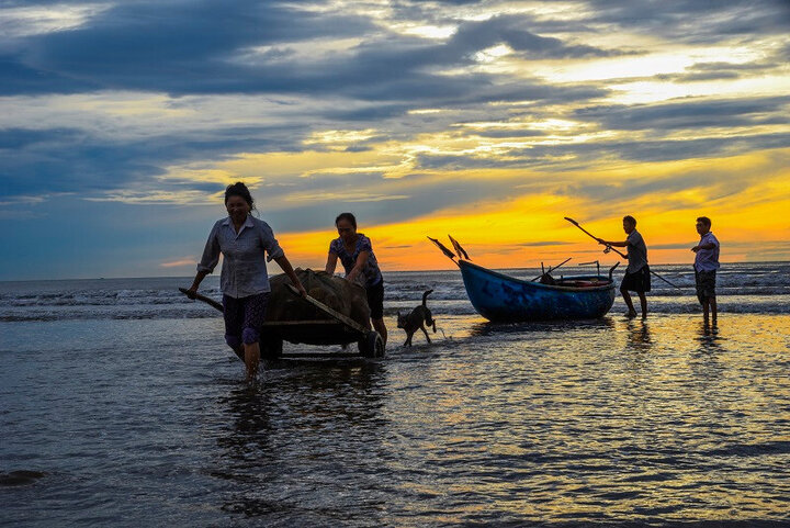 There are many interesting fishing villages in Quynh beach, Nghe An for tourists to explore.