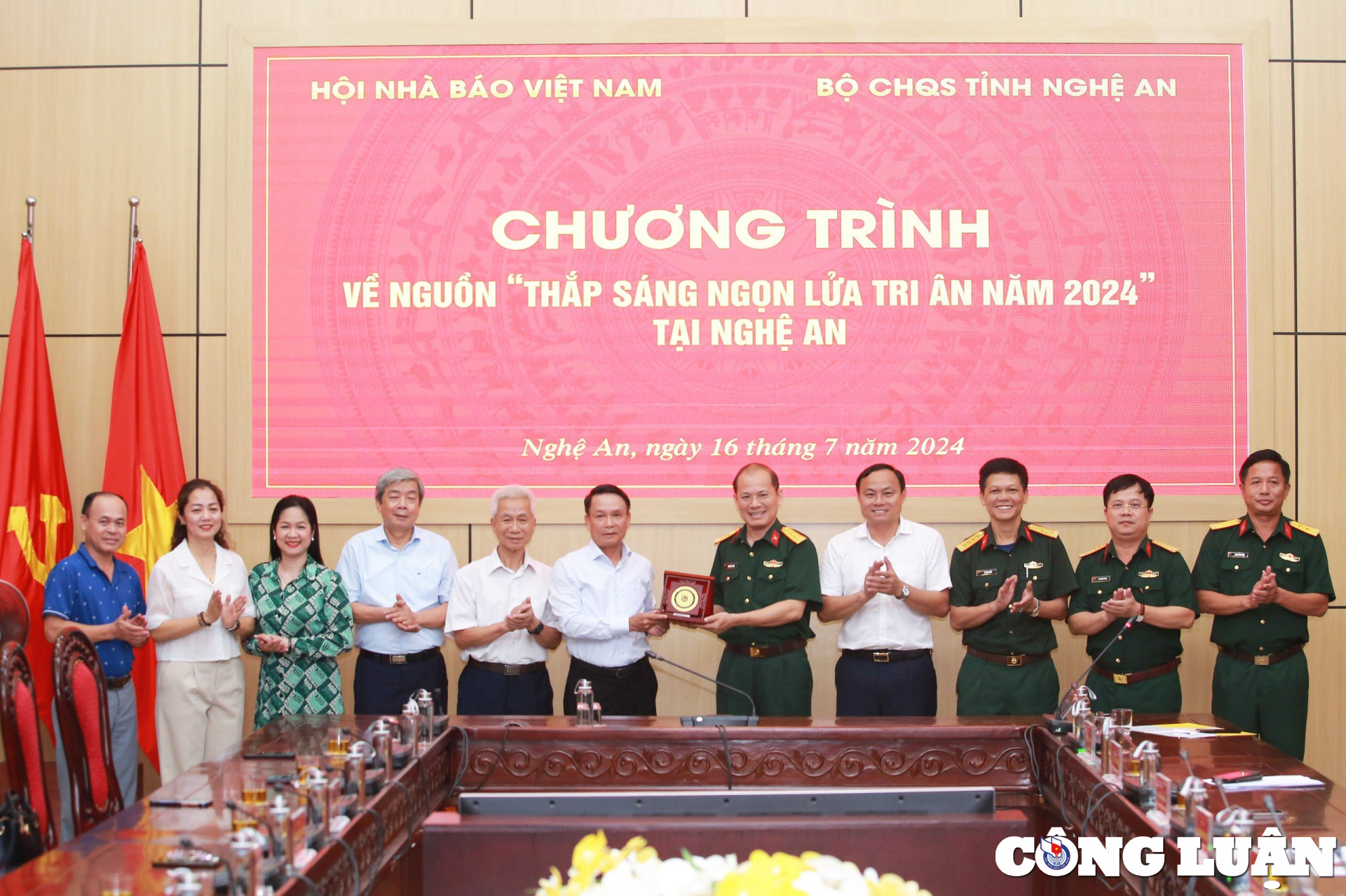 Vietnam News Agency presents commemorative medal to Nghe An provincial military command. Image 2