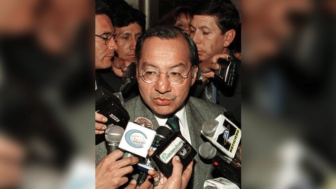 El señor Víctor Manuel Rocha responde a los medios de comunicación en La Paz, Bolivia, en julio de 2001. Foto: AFP