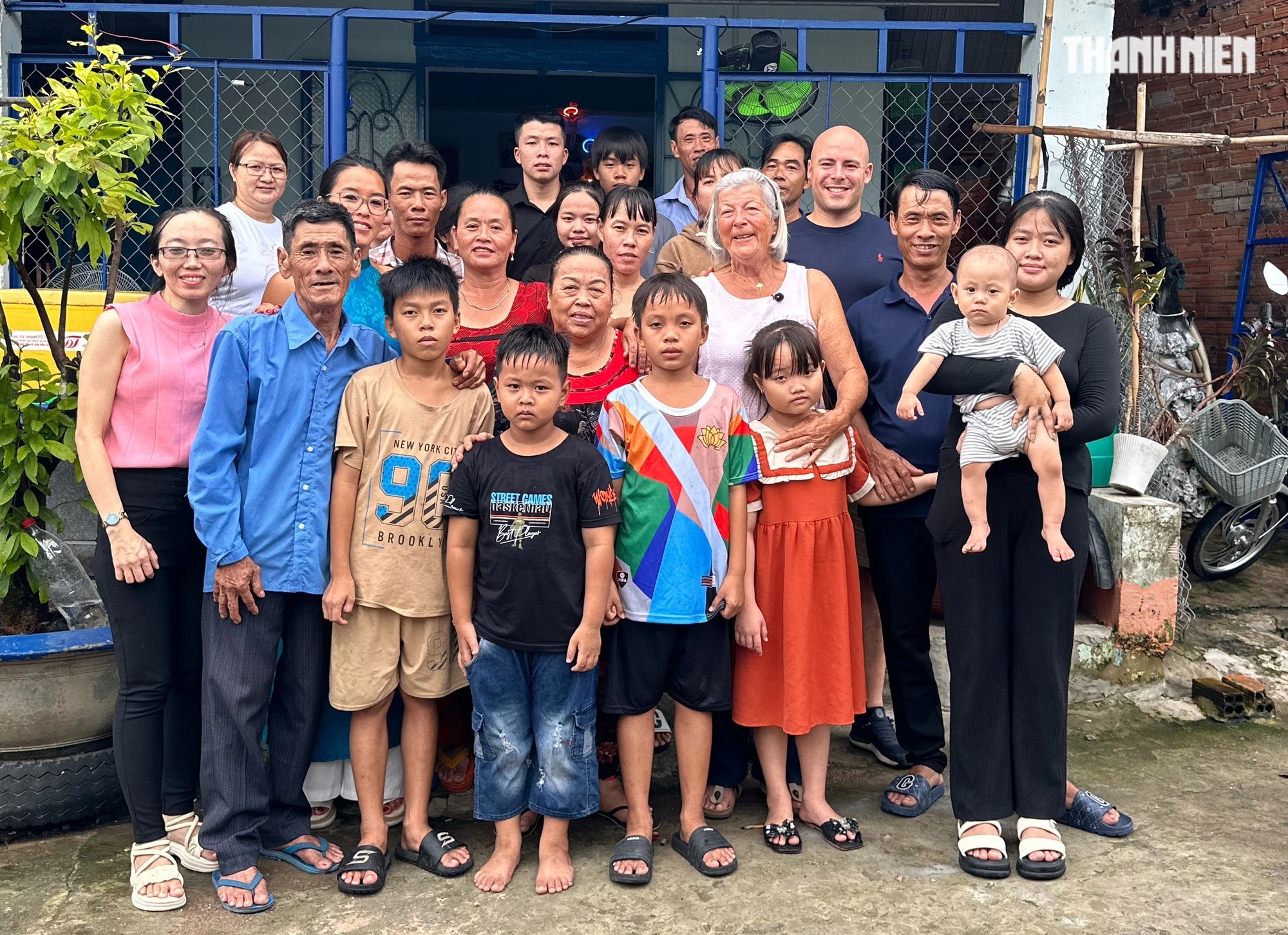 Cô gái Pháp nghẹn ngào trong vòng tay cha mẹ ruột sau 30 năm: Khi 2 người mẹ cùng khóc- Ảnh 21.