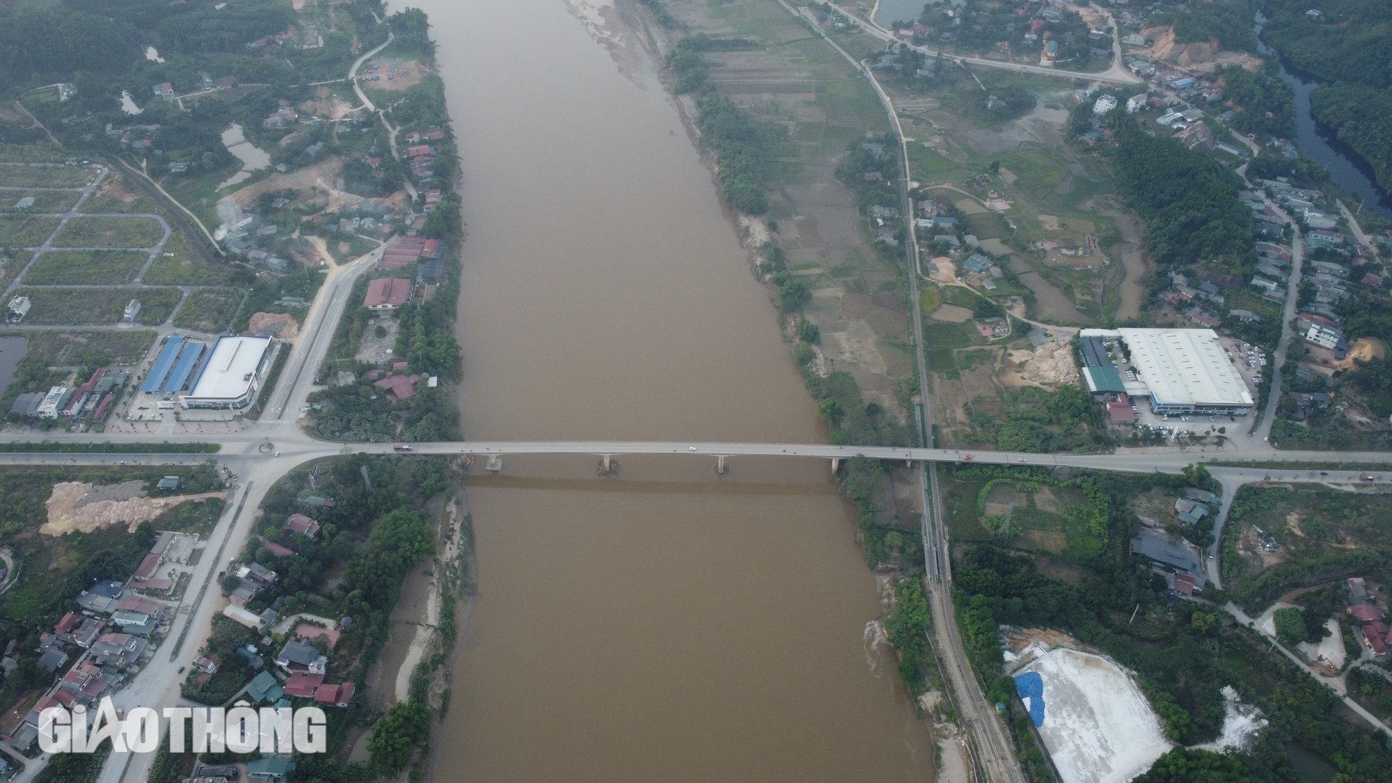 Thêm một cầu ở Yên Bái bị cấm lưu thông, các phương tiện di chuyển ra sao?- Ảnh 1.