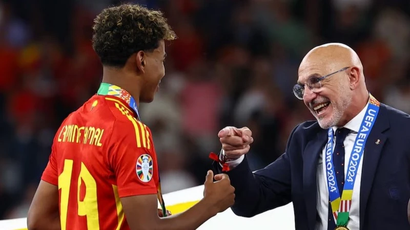 L'entraîneur Luis de la Fuente célèbre sa victoire à l'EURO 2024 avec Lamine Yamal. (Photo : Reuters)