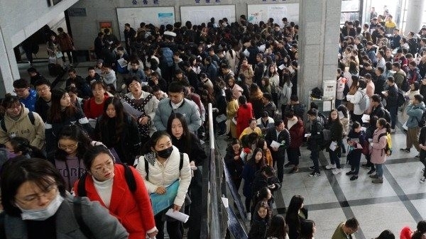 공무원 시험에 청년층 몰리고, 응시자 수도 잇따라 신기록 경신