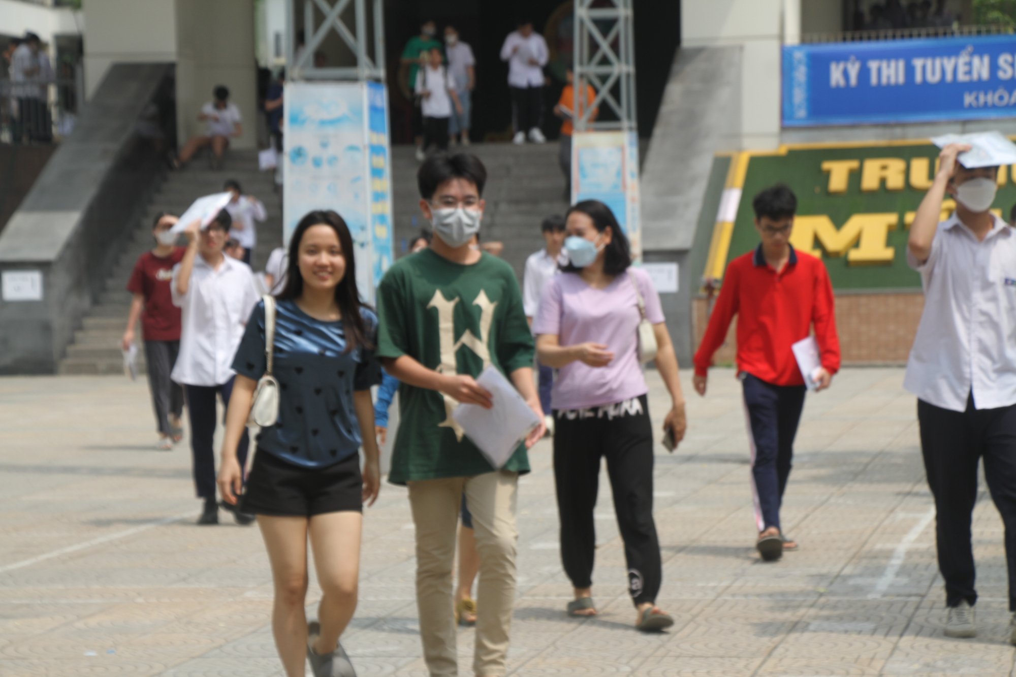 Matheprüfung der 10. Klasse in Hanoi, ein Kandidat brachte ein Telefon in den Prüfungsraum, Foto 1