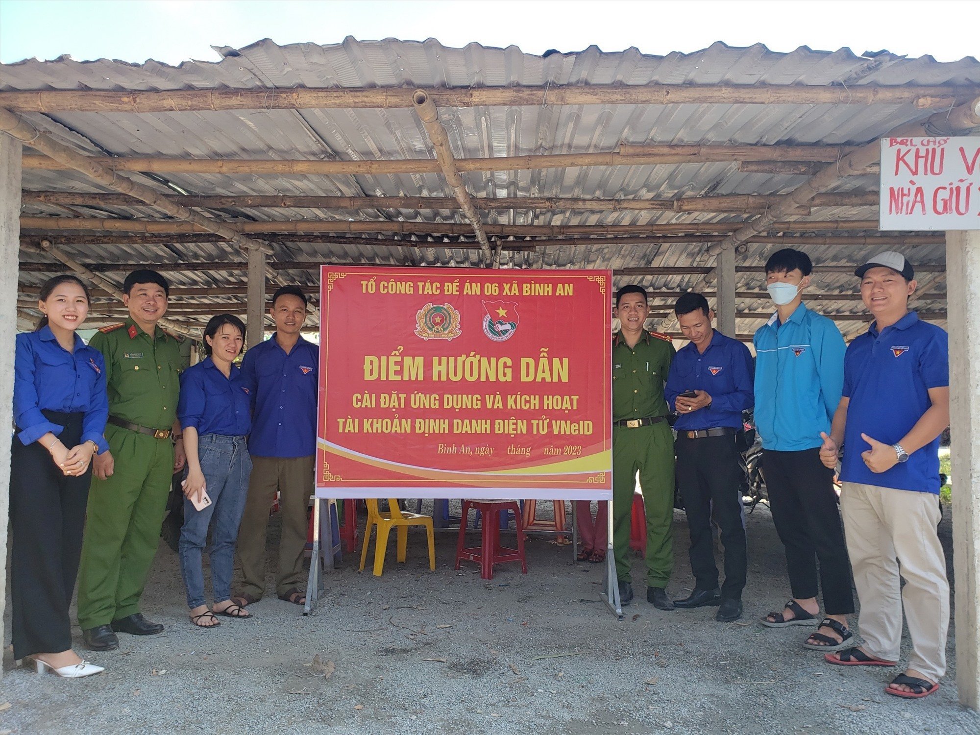 A point of instruction for people to install VNeID in Binh An commune. Photo: VAN TOAN