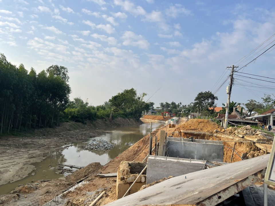 Según lo previsto, el refuerzo del talud del terraplén se completará antes del 30 de octubre de 2024; Recuperar las vías residenciales y completar todo el proyecto antes del 15 de noviembre de 2024.