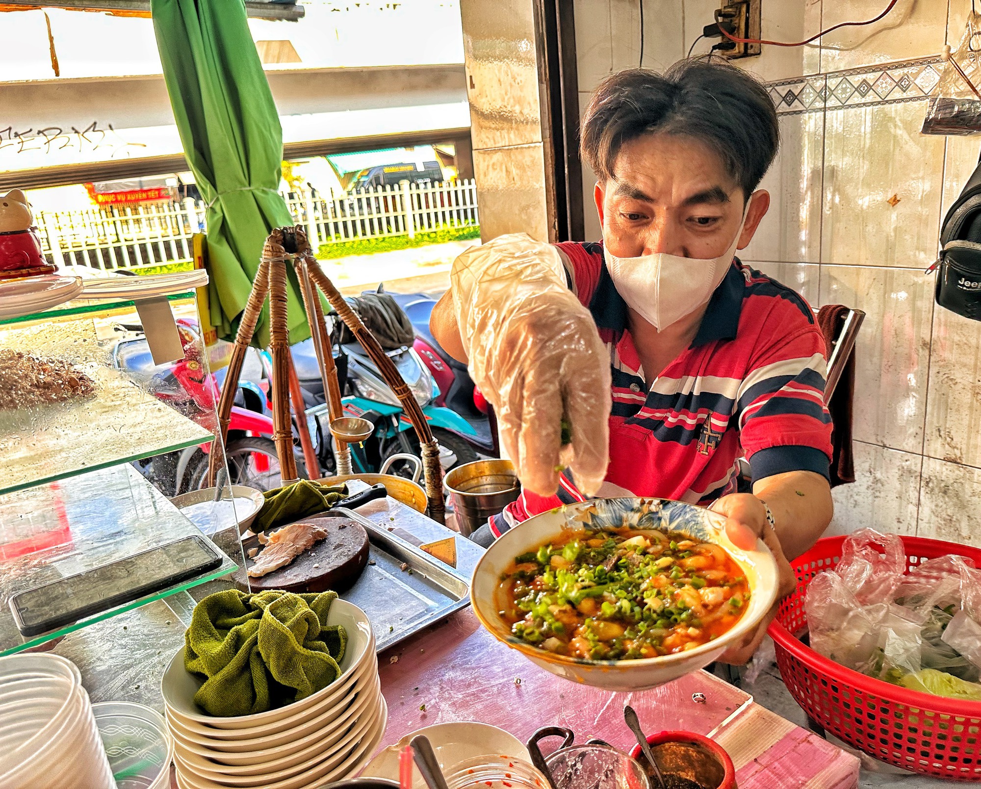 Quán bánh canh cua ‘không có nhân viên' 40 năm… ‘bỏ bùa' khách ở TP.HCM - Ảnh 2.