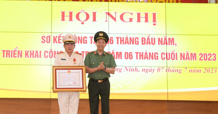 Major General Dinh Van Noi received the First Class Military Exploit Medal.