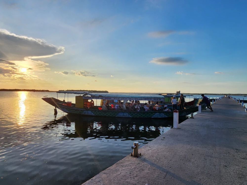 Regarder le coucher de soleil sur la lagune de Tam Giang (province de Thua Thien Hue) est l'une des destinations recherchées par de nombreux jeunes de la génération Z.