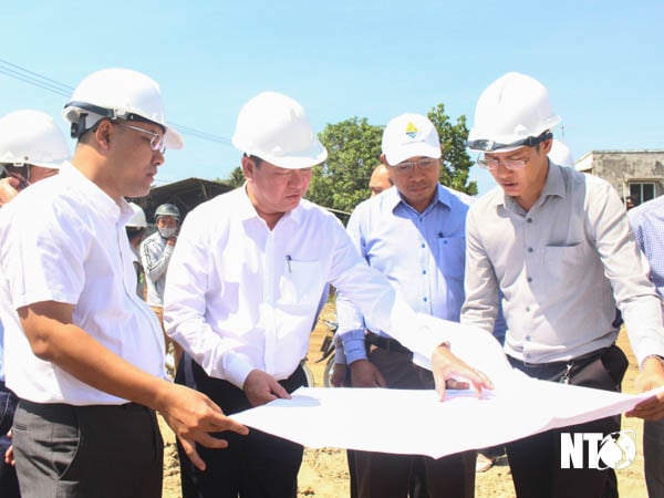 Le camarade Tran Quoc Nam, secrétaire adjoint du Comité provincial du Parti, président du Comité populaire provincial, a inspecté le projet d'environnement durable des villes côtières - sous-projet de la ville de Phan Rang-Thap Cham