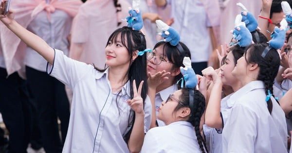 Students of Le Hong Phong High School for the Gifted 'light up' the sky on farewell day