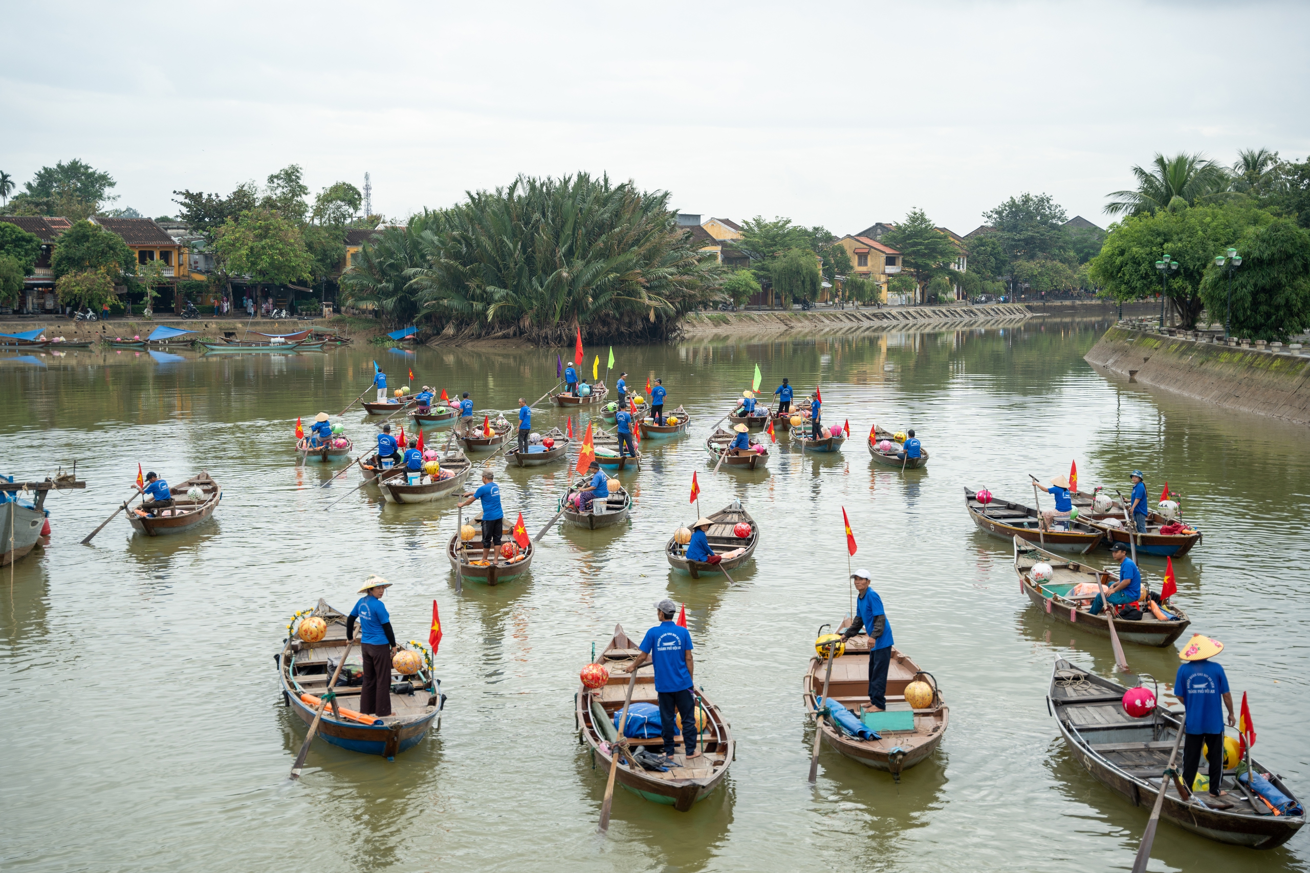 Ghe bơi, xích lô diễu hành kỷ niệm 25 năm Hội An là di sản thế giới- Ảnh 5.