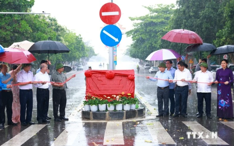 Premierminister Pham Minh Chinh nahm an der Grundsteinlegungszeremonie für die Restaurierung der Reliquienstätte des Him Lam Resistance Center und der Zeremonie zur Aufstellung eines Schildes in der Pham Van Dong Street teil, Foto 1