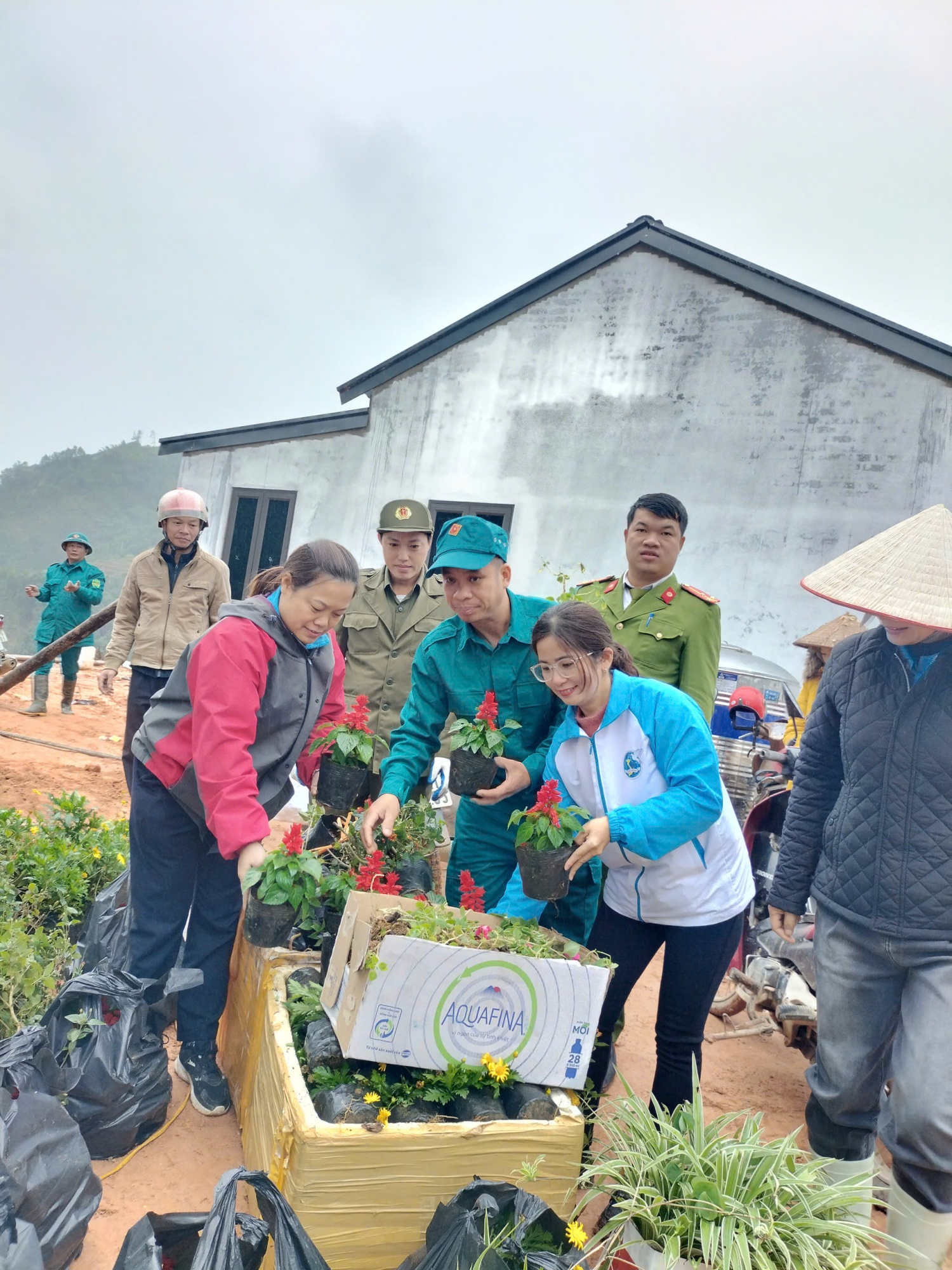 Kho Vang villagers join hands