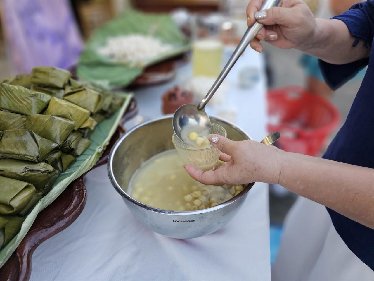 Những nghệ nhân làm các sản phẩm từ sen.