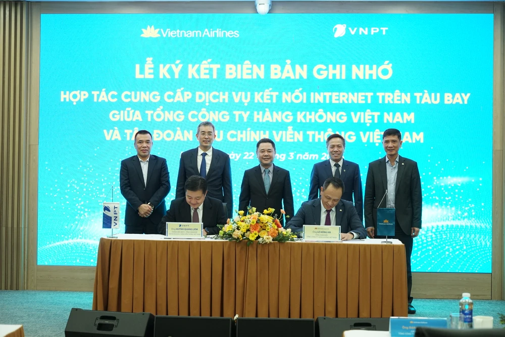 Signing ceremony of cooperation to deploy internet connection service on airplanes