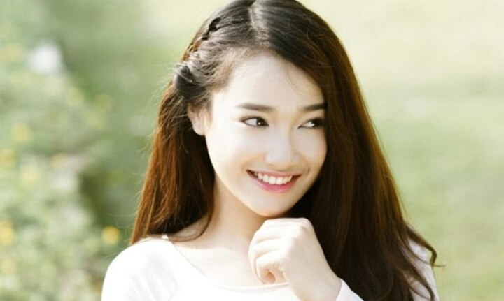 Suggestions de belles coiffures pour les étudiantes portant l'Ao Dai pour prendre des photos de remise de diplôme - 4
