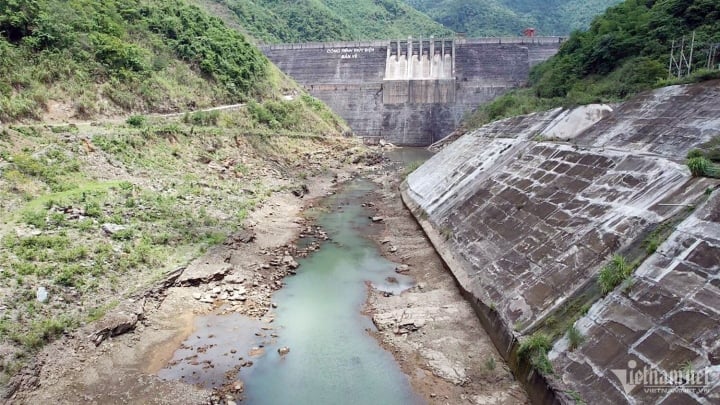 Les gens luttent pour patauger dans la boue au milieu du plus grand réservoir hydroélectrique de Nghe An - 9