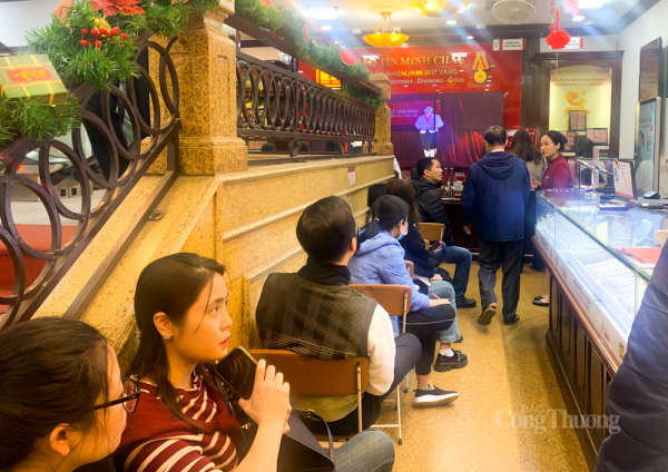 Gold ring prices skyrocket, people line up all afternoon to sell gold