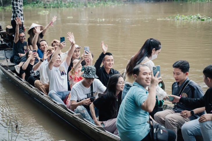 Người nổi tiếng trên mạng: Nhiều tiền, lắm áp lực, đối mặt sóng gió fan thương nay ghét mai - Ảnh 1.