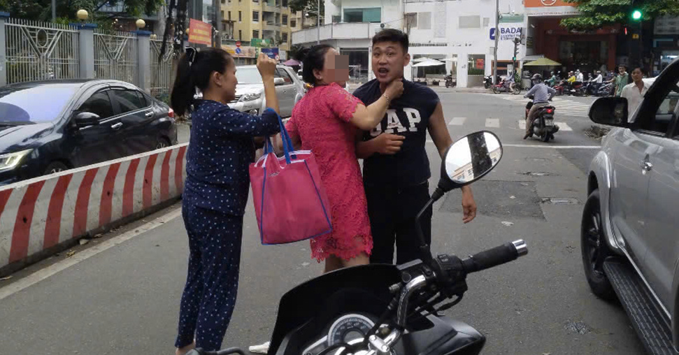 Recherche du conducteur de la voiture qui a frappé à plusieurs reprises des personnes dans le centre de Ho Chi Minh-Ville