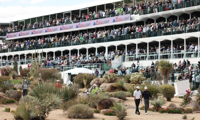 Заполненные трибуны на 16-й лунке (пар-3) гольф-клуба TPC Scottsdale во время турнира Phoenix Open. Фото: Golfweek